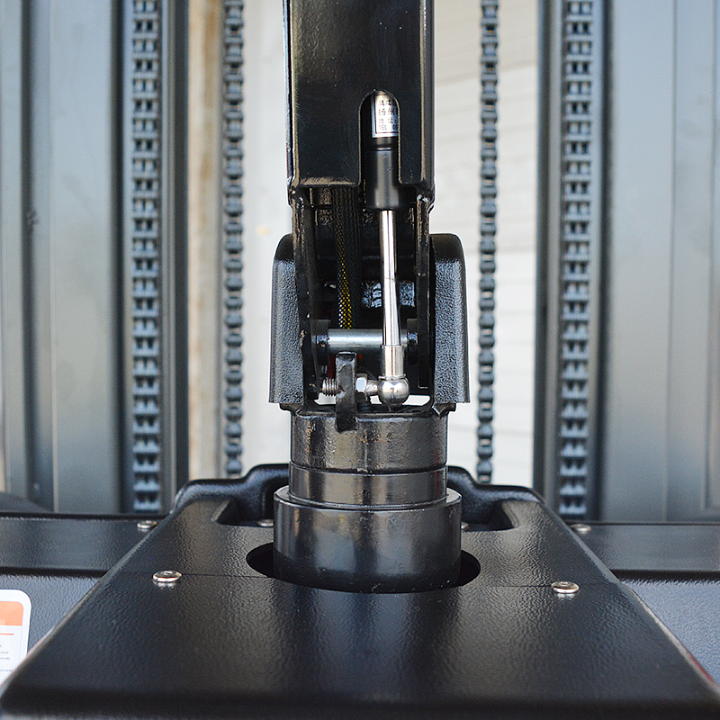 Фото 15 - Самоходный Штабелер с платформой для оператора BX-3015 OXLIFT 3 м 1500кг.