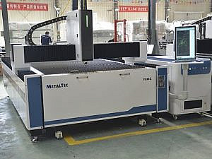 Фото 15 - MetalTec 1530C (3000W) оптоволоконный лазерный станок для резки металла с ручной сменой рабочих столов.