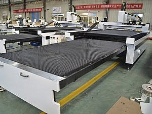 Фото 17 - MetalTec 1530C (3000W) оптоволоконный лазерный станок для резки металла с ручной сменой рабочих столов.